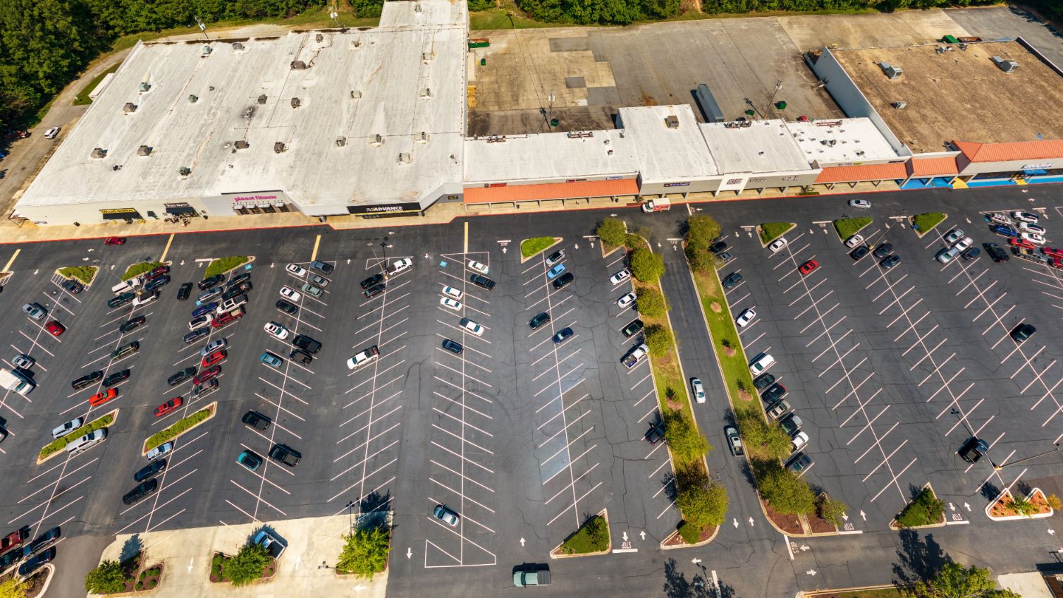 Aerial view of Shenandoah Plaza storefronts and parking lot